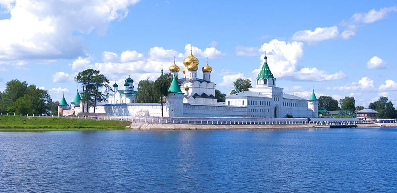 С Костромой неразрывно связано творчество замечательного русского художника Бориса Михайловича Кустодиева. Он находился под большим впечатлением от красивейших волжских видов провинциального купеческого города: «Я прожил в тех местах десять лет и считаю эти годы одними из лучших в своей жизни». Троицкий собор Ипатьевского монастыря, Красные ряды Гостиного двора, пожарная каланча с колоннами ионического ордера, напоминающая античный храм, - знаковые места картин этого мастера лягут в основу сюжетов и участников Международного арт-пленэра "Золотое сечение. Кострома". А уникальная коллекция живописных полотен, посвященных Костроме, собранная в местном музее-заповеднике, вдохновит не меньше, чем памятники старины.