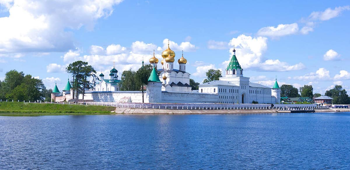 С Костромой неразрывно связано творчество замечательного русского художника Бориса Михайловича Кустодиева. Он находился под большим впечатлением от красивейших волжских видов провинциального купеческого города: «Я прожил в тех местах десять лет и считаю эти годы одними из лучших в своей жизни». Троицкий собор Ипатьевского монастыря, Красные ряды Гостиного двора, пожарная каланча с колоннами ионического ордера, напоминающая античный храм, - знаковые места картин этого мастера лягут в основу сюжетов и участников Международного арт-пленэра "Золотое сечение. Кострома". А уникальная коллекция живописных полотен, посвященных Костроме, собранная в местном музее-заповеднике, вдохновит не меньше, чем памятники старины.