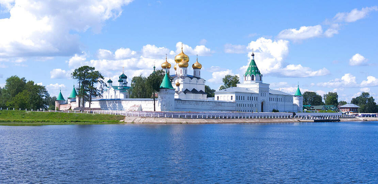С Костромой неразрывно связано творчество замечательного русского художника Бориса Михайловича Кустодиева. Он находился под большим впечатлением от красивейших волжских видов провинциального купеческого города: «Я прожил в тех местах десять лет и считаю эти годы одними из лучших в своей жизни». Троицкий собор Ипатьевского монастыря, Красные ряды Гостиного двора, пожарная каланча с колоннами ионического ордера, напоминающая античный храм, - знаковые места картин этого мастера лягут в основу сюжетов и участников Международного арт-пленэра "Золотое сечение. Кострома". А уникальная коллекция живописных полотен, посвященных Костроме, собранная в местном музее-заповеднике, вдохновит не меньше, чем памятники старины.
