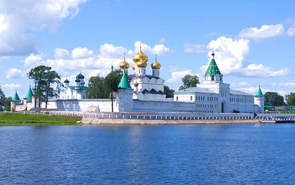 С Костромой неразрывно связано творчество замечательного русского художника Бориса Михайловича Кустодиева. Он находился под большим впечатлением от красивейших волжских видов провинциального купеческого города: «Я прожил в тех местах десять лет и считаю эти годы одними из лучших в своей жизни». Троицкий собор Ипатьевского монастыря, Красные ряды Гостиного двора, пожарная каланча с колоннами ионического ордера, напоминающая античный храм, - знаковые места картин этого мастера лягут в основу сюжетов и участников Международного арт-пленэра "Золотое сечение. Кострома". А уникальная коллекция живописных полотен, посвященных Костроме, собранная в местном музее-заповеднике, вдохновит не меньше, чем памятники старины.